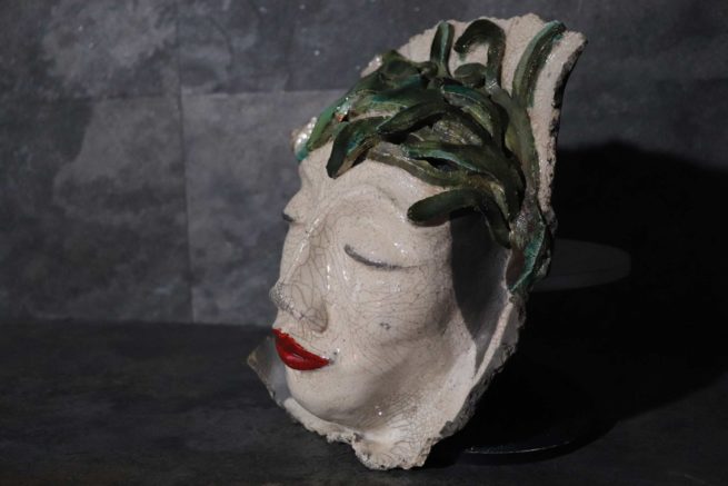 Maschera in ceramica raku fatta a mano viso donna con capelli a foglie art clay raku