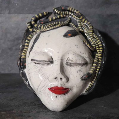 Maschera in ceramica raku medusa con serpenti art clay raku hand made