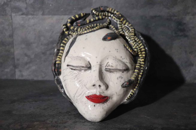 Maschera in ceramica raku medusa con serpenti art clay raku hand made