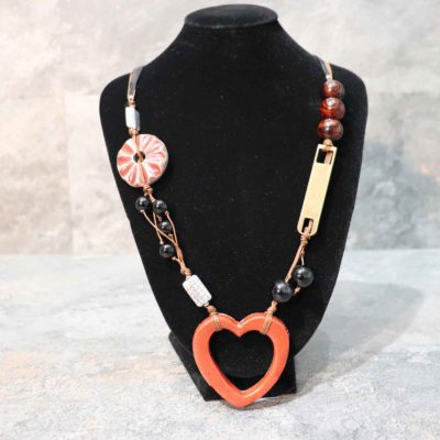 Collana ceramica raku moderna, multifilo rosso e nero con inserti metallici