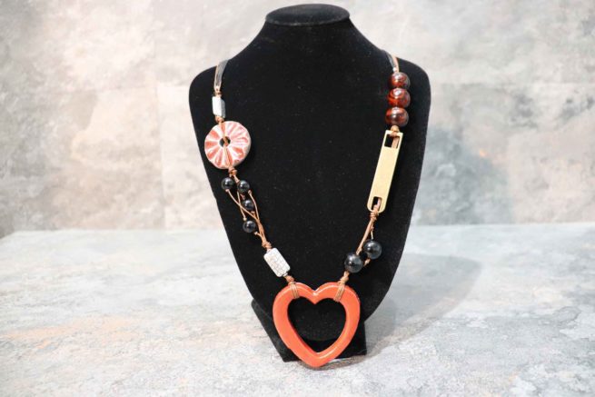 Collana ceramica raku moderna, multifilo rosso e nero con inserti metallici