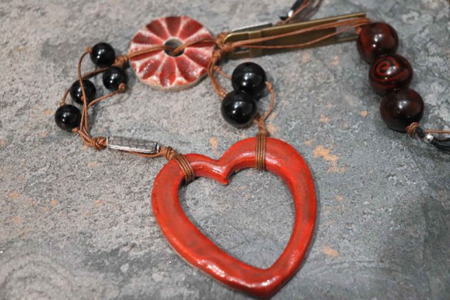 Collana ceramica raku moderna, multifilo rosso e nero con inserti metallici