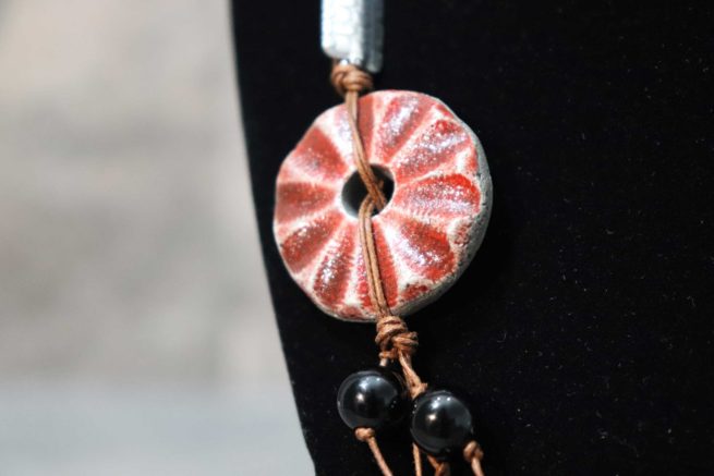 Collana ceramica raku moderna, multifilo rosso e nero con inserti metallici