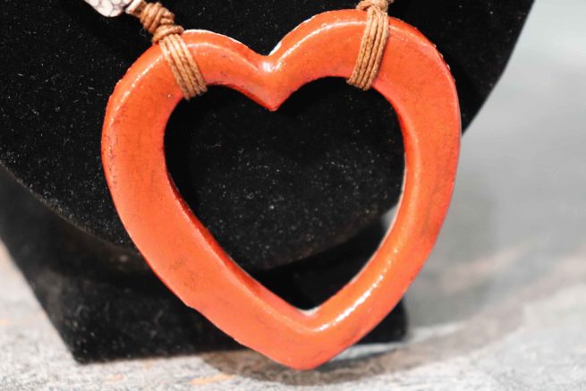 Collana ceramica raku moderna, multifilo rosso e nero con inserti metallici