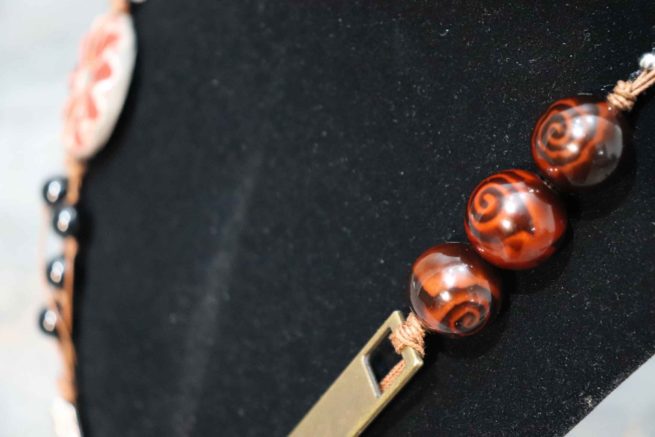 Collana ceramica raku moderna, multifilo rosso e nero con inserti metallici