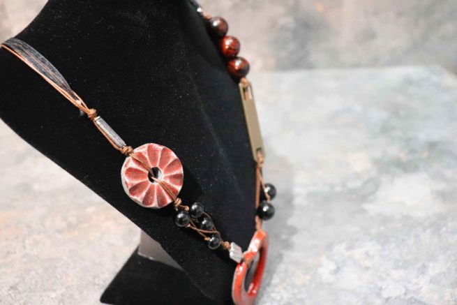 Collana ceramica raku moderna, multifilo rosso e nero con inserti metallici