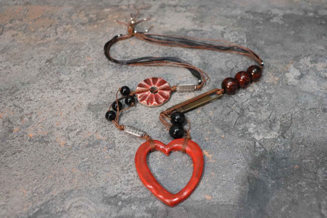 Collana ceramica raku moderna, multifilo rosso e nero con inserti metallici