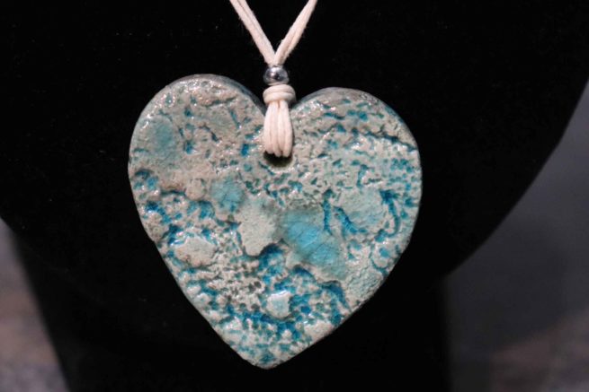 Collana ceramica raku turchese, pendente a forma di cuore e rosone raku con inserti in legno e vetro