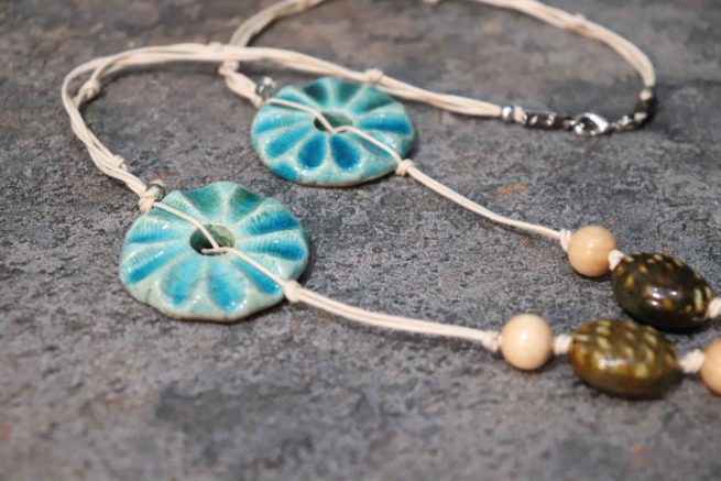 Collana ceramica raku turchese, pendente a forma di cuore e rosone raku con inserti in legno e vetro