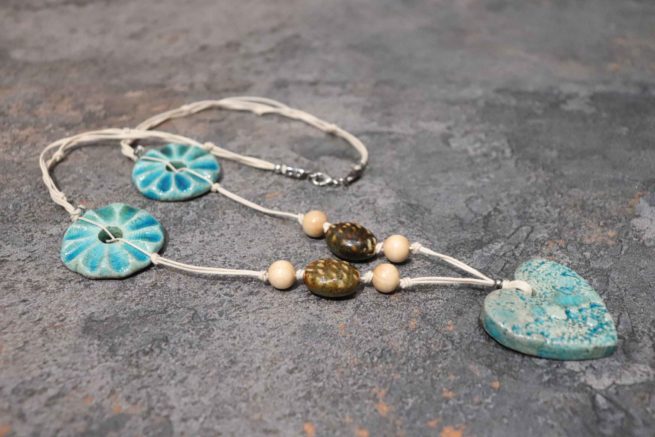 Collana ceramica raku turchese, pendente a forma di cuore e rosone raku con inserti in legno e vetro