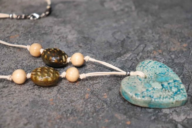 Collana ceramica raku turchese, pendente a forma di cuore e rosone raku con inserti in legno e vetro