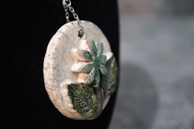 Girocollo ceramica raku bianco con medaglione a forma di fiore bianco craquelé e verde acqua, collana artigianale tecnica raku, ciondolo raku