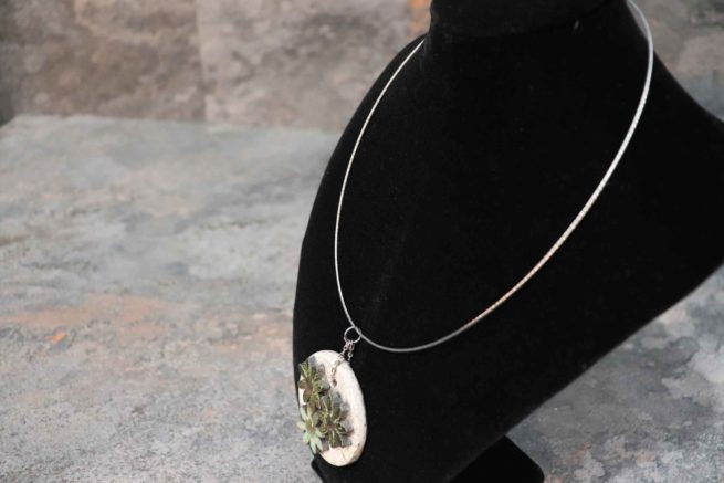 Girocollo Artigianale In Argento Con Corniola Naturale: Fiore Incantevole Fatto A Mano In Sardegna