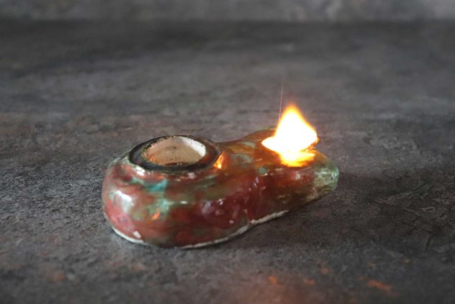 Lampada ad olio di ceramica raku antichizzata di stile romano antico