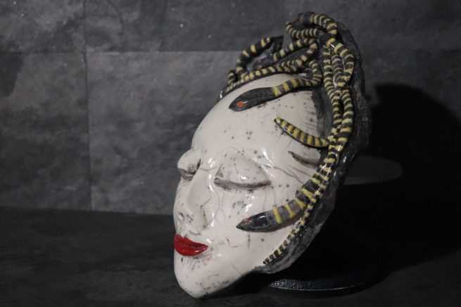 Maschera fatta a mano di ceramica raku artistica "Medusa"