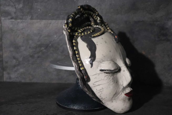 Maschera artistica in ceramica raku "Medusa" fatta a mano