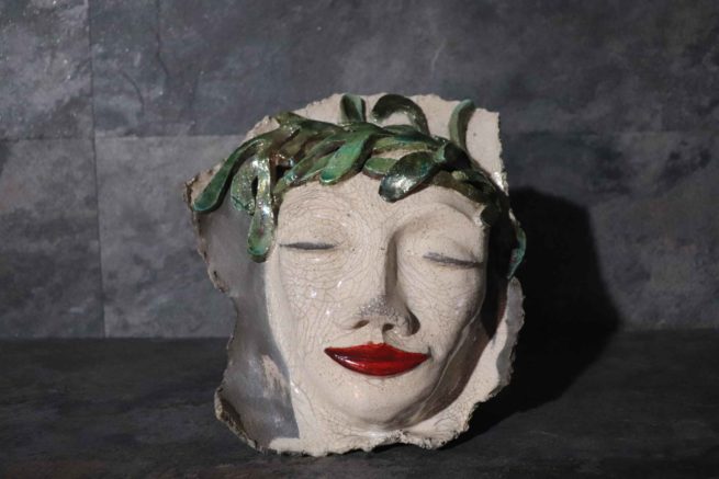 Maschera artistica di ceramica raku "Artemide", fatta a mano ispirata dall'antica mitologia greca