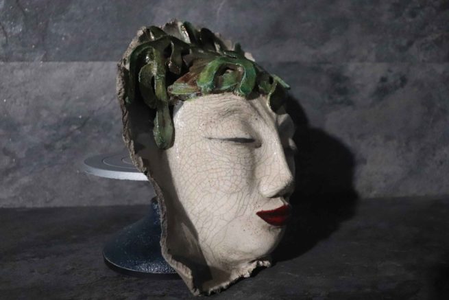 Maschera originale di ceramica raku "Artemide", fatta a mano ispirata dall'antica mitologia greca