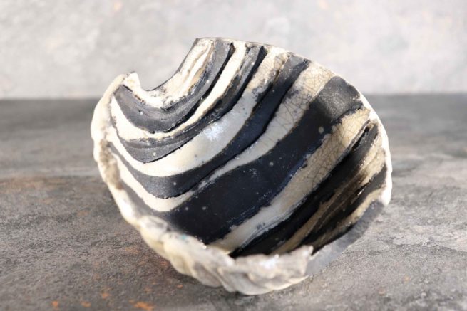 Vaso bianco nero raku in ceramica artistica