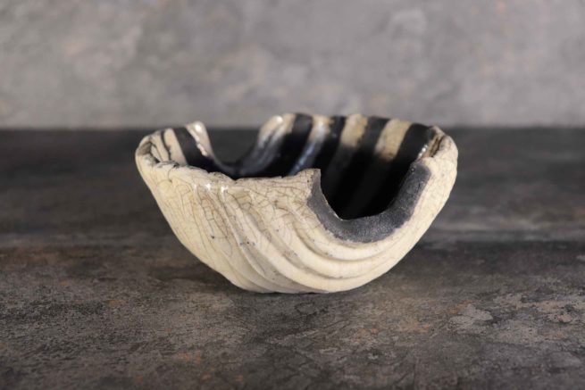 Portaoggetti bianco nero raku in ceramica artistica