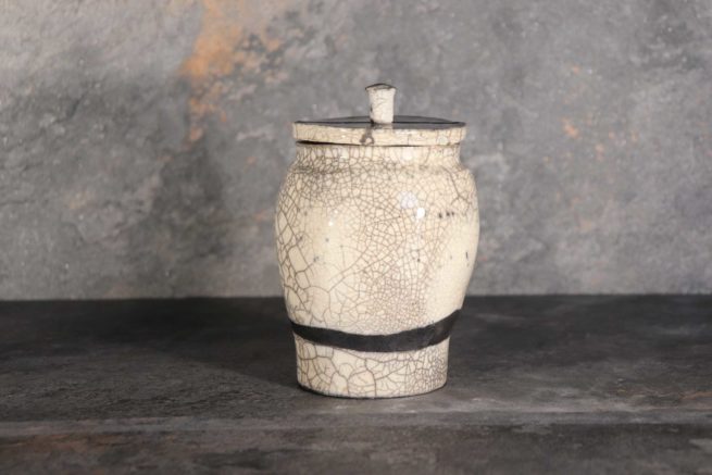 Vaso classico ceramica raku con coperchio, linea circolare nera, bianco e nero craquelé