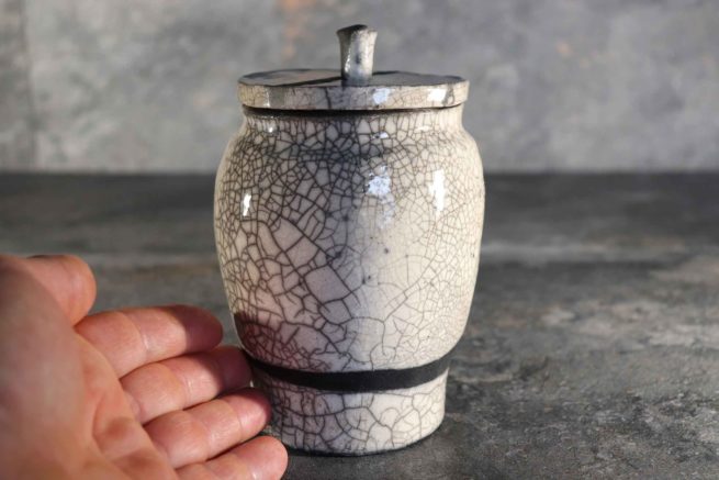 Vaso classico ceramica raku con coperchio, linea circolare nera, bianco e nero craquelé