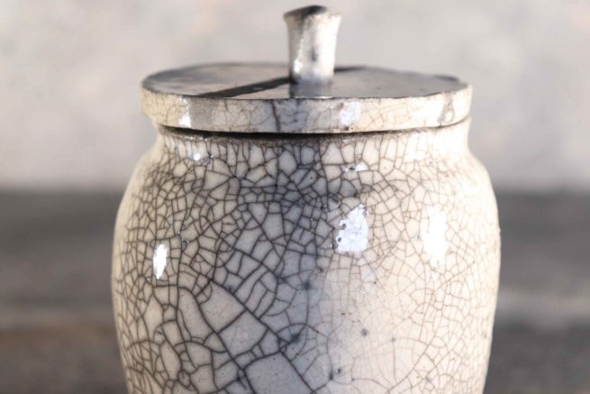 Vaso classico ceramica raku con coperchio, linea circolare nera, bianco e nero craquelé