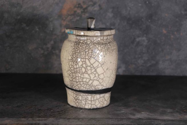 Vaso classico ceramica raku con coperchio, linea circolare nera, bianco e nero craquelé