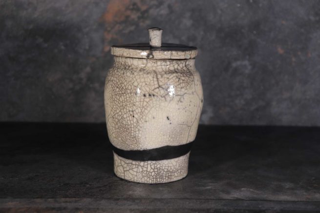 Vaso classico ceramica raku con coperchio, linea circolare nera, bianco e nero craquelé