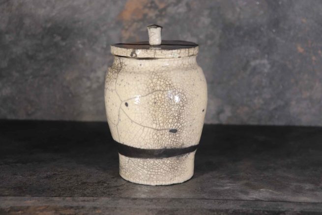 Vaso classico ceramica raku con coperchio, linea circolare nera, bianco e nero craquelé