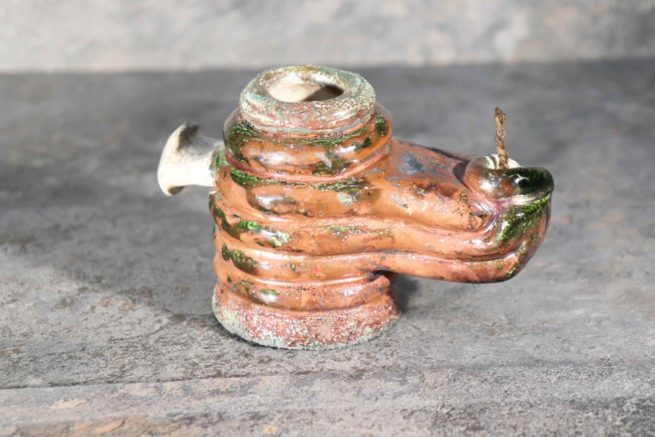 Lampada ad olio realizzata in ceramica raku con la tecnica colombino di tradizione antica