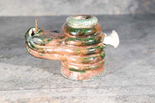 Lampada ad olio realizzata in ceramica raku con la tecnica colombino di tradizione antica