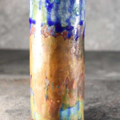 Vaso di ceramica raku cilindrico alto, blu e marrone con sfumature ramate