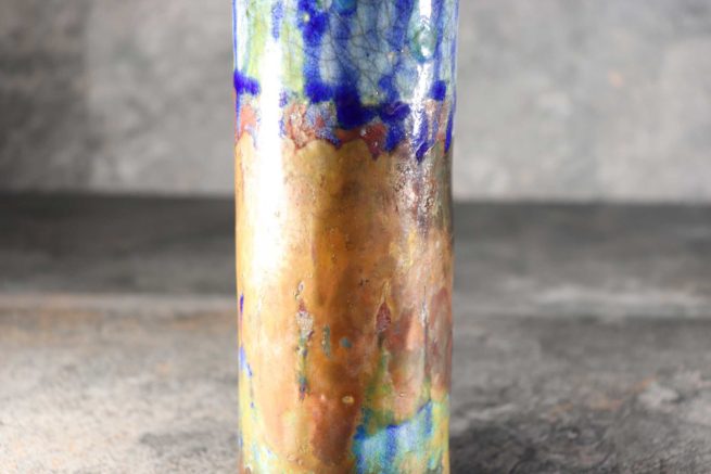 Vaso di ceramica raku cilindrico alto, blu e marrone con sfumature ramate