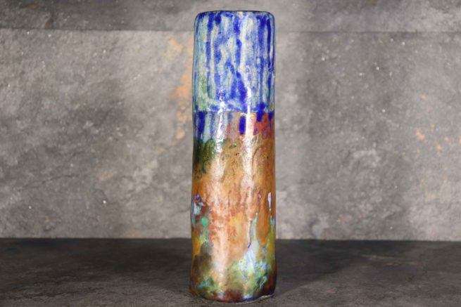 Vaso fatto a mano di ceramica raku cilindrico alto, blu e marrone con sfumature ramate