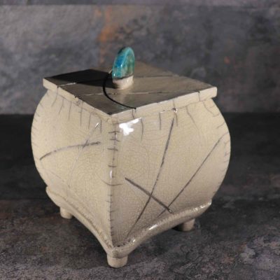 Cofanetto bianco in ceramica raku fatto a mano dall'effetto craquelé