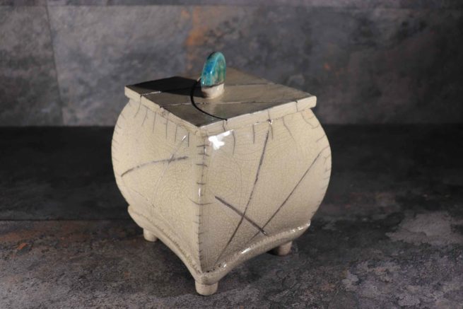 Cofanetto bianco in ceramica raku fatto a mano dall'effetto craquelé