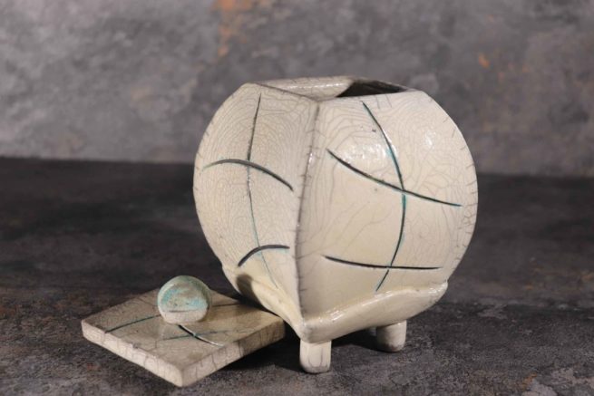 Cofanetto in ceramica raku bianco dall'effetto craquelé è fatto a mano