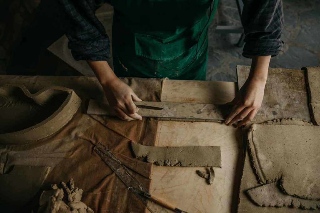 La lavorazione manuale della ceramica raku