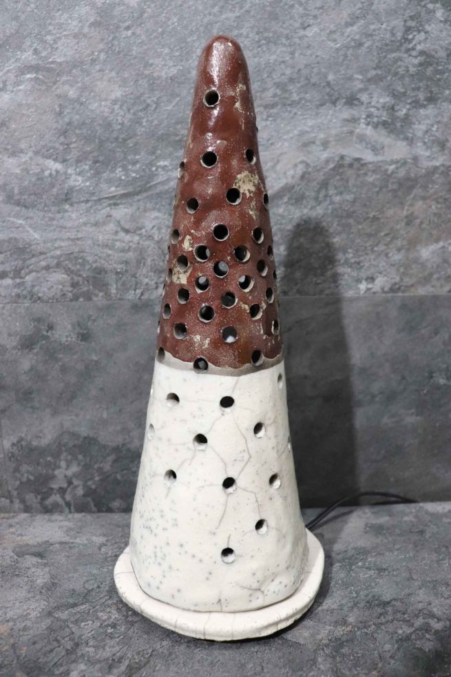 Lampada alta in ceramica raku color marrone e bianco, effetto antichizzato con fori per la luce