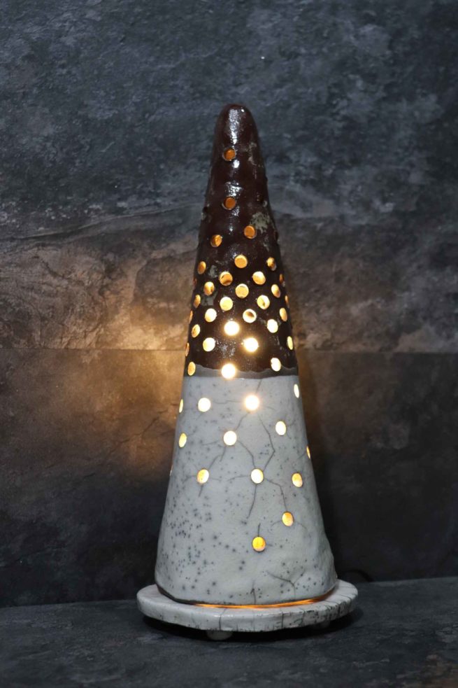 Lampada alta raku ceramica dal design artistico con un originale effetto antichizzato.