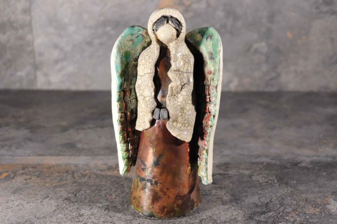 Scultura ceramica raku angeli realizzata a mano con lavorazione artigianale.