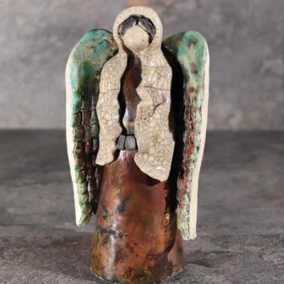 Scultura raku ceramica angelo è realizzata a mano con lavorazione artigianale.