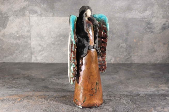 Ceramica raku angelo realizzato con metodi tipici dell’artigianato artistico