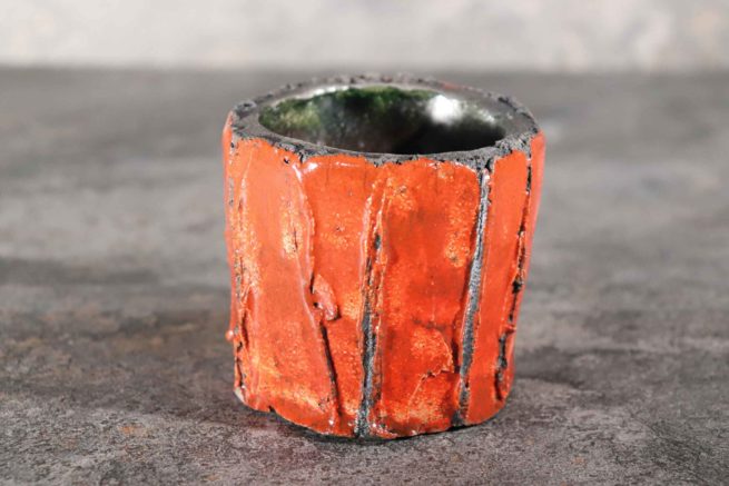 Vaso raku portaoggetti rosso creato in ceramica artistica