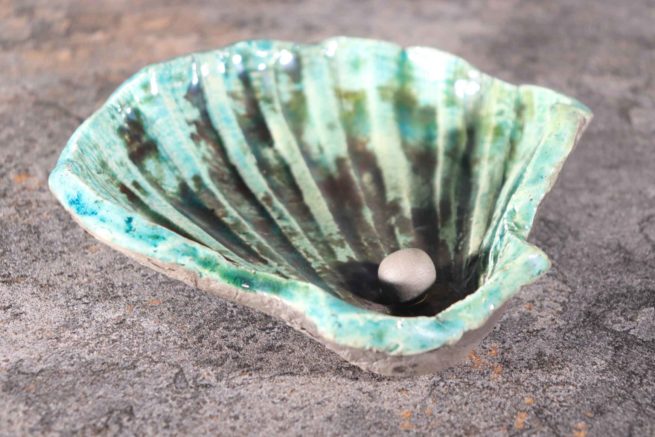 Portagioie conchiglia verde ceramica raku