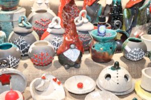 Gnomo fatto a mano in Ceramica Raku di Cici Art Clay al Mercatino di Natale Asti 2021