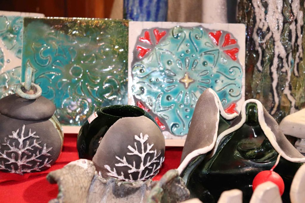 Piastrelle natalizie in Ceramica Raku di Cici Art Clay al Mercatino di Natale Asti 2021