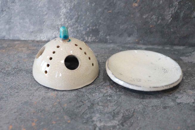 Portacandela bianco turchese cottura raku a forma di campana, originale brucia incenso artistico in ceramica raku