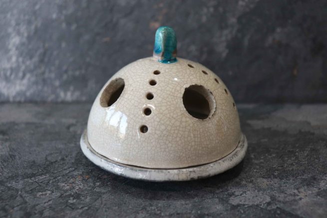 Portacandela bianco turchese raku art a forma di campana, originale brucia incenso artistico in ceramica raku